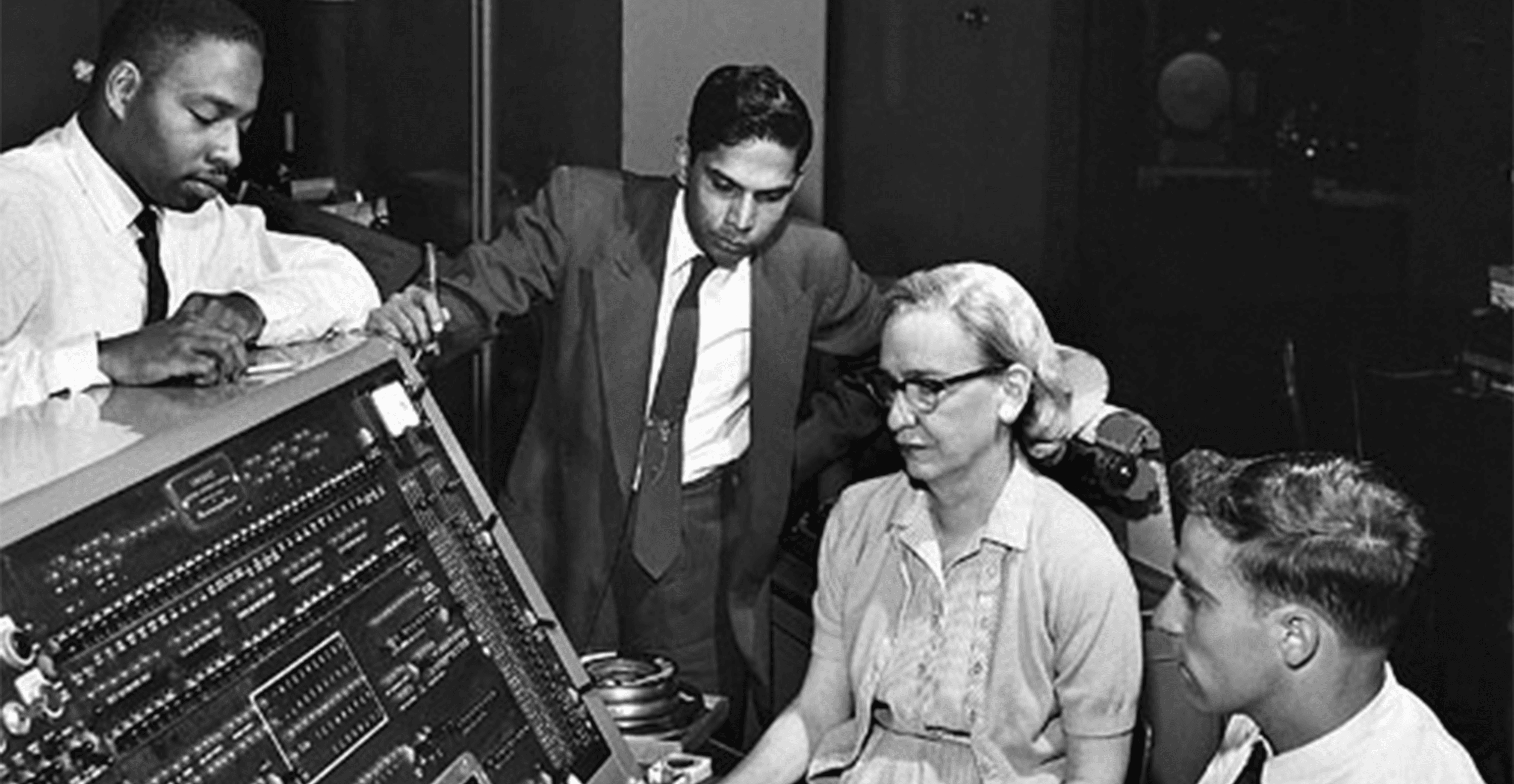 Grace Hopper mit der UNIVAC